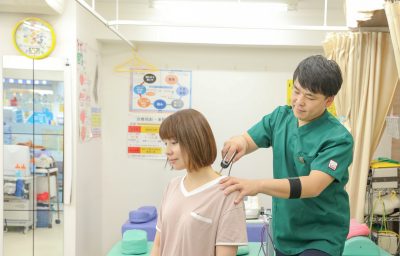 お花茶屋北口接骨院での原因検査の施術風景